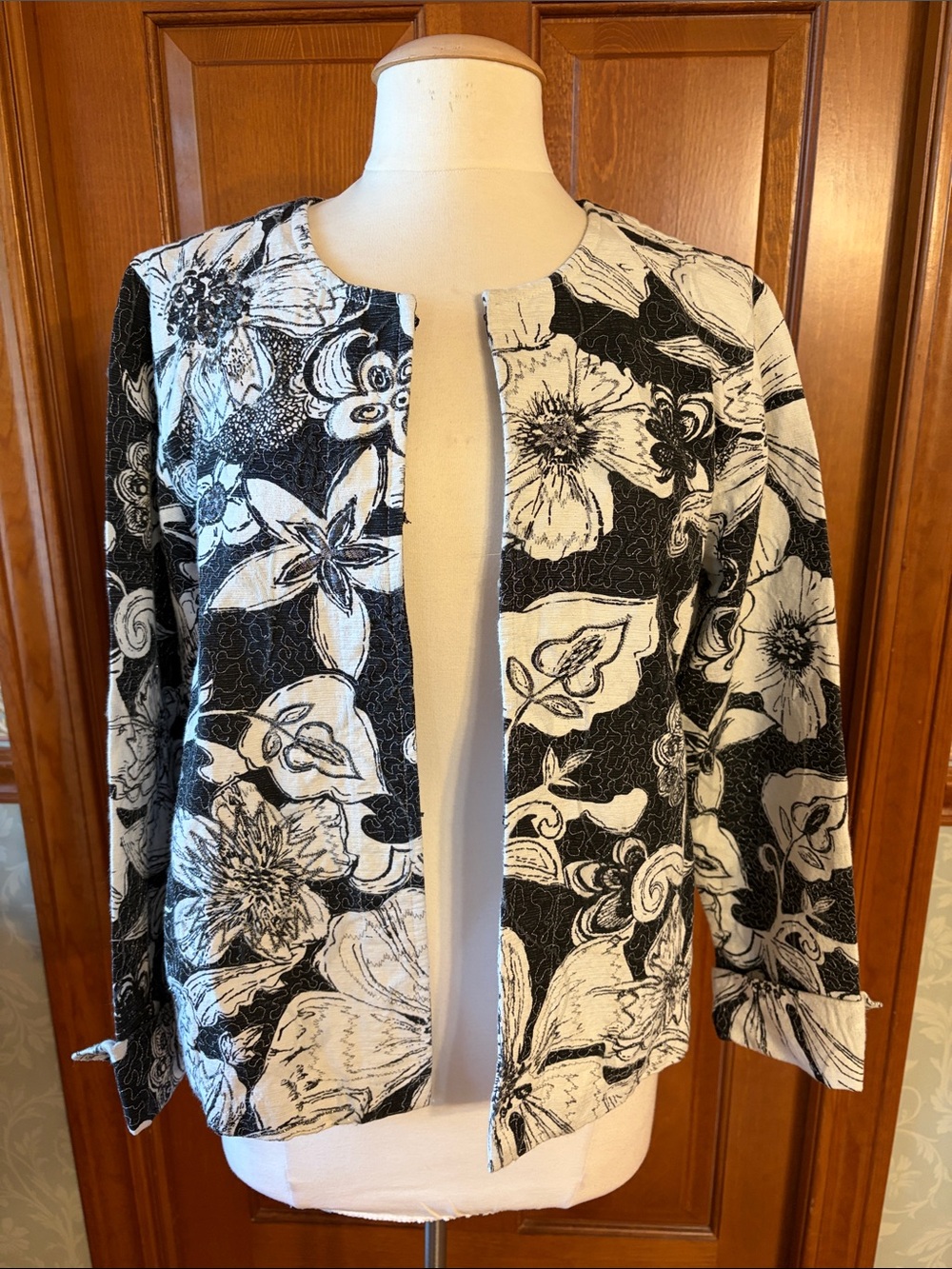 Laura Ashley Black & White Floral Collarless Jacket. Women’s Size Large